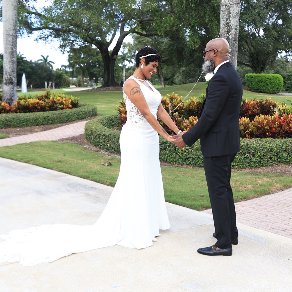 Elegant White Sleeveless Wedding Dress - Picture 3 of 3